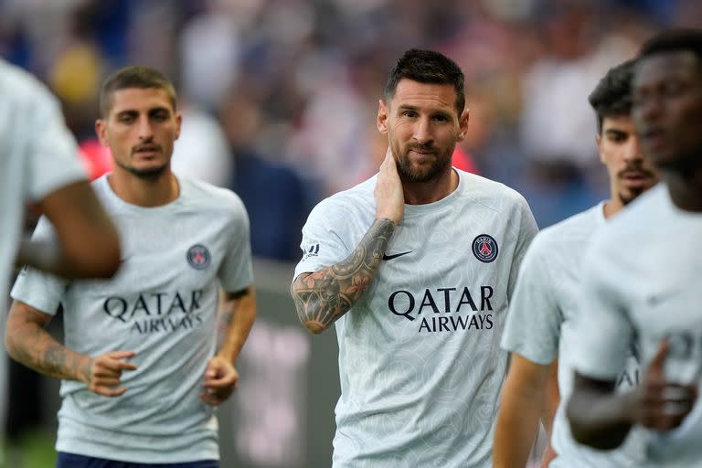 Lionel Messi durante el precalentamiento antes del partido que disputarán Paris Saint-Germain y Montpellier.