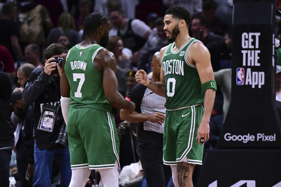 El escolta de los Celtics de Boston, Jayson Tatum (0) felicita al armador Jaylen Brown (7) luego de la victoria sobre los Cavaliers de Cleveland en el Juego 4 de la serie de segunda ronda en los playoffs de la NBA, el lunes 13 de mayo de 2024, en Cleveland. (AP Foto/David Dermer)