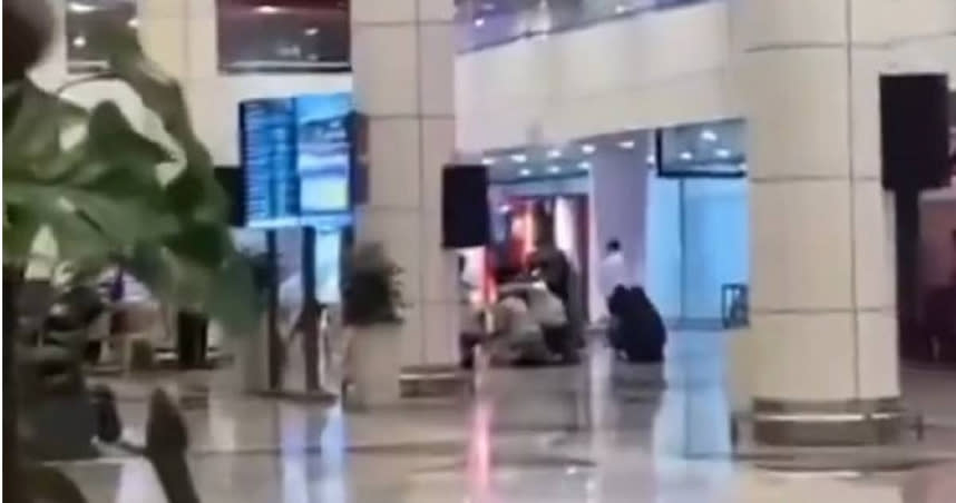 一名男子在馬來西亞吉隆坡國際機場內，開2槍試圖射殺自己的妻子，沒想到卻誤傷一名私人保鑣。（圖／Twitter／@beritartm）