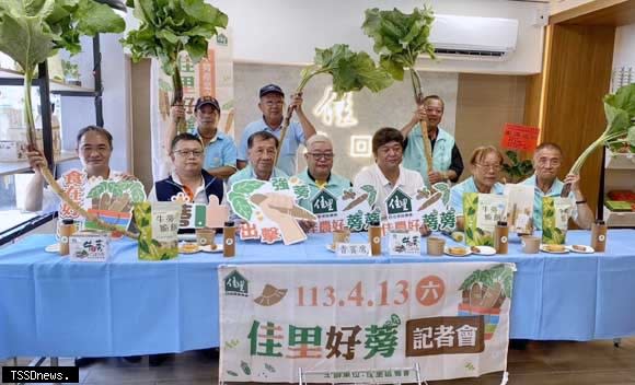 佳里好蒡產業文化活動月中登場，邀親子田間採牛蒡認識在地產業。（記者李嘉祥攝）