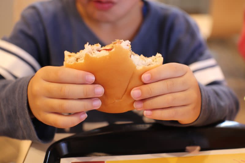 ▲知名連鎖速食店「麥當勞」旗下商品十分多樣，就有網友好奇詢問「麥當勞都點什麼漢堡？」沒想到卻意外引來老饕點名一款絕版美食。（示意圖，圖中人物與本文無關／翻攝PhotoAC）