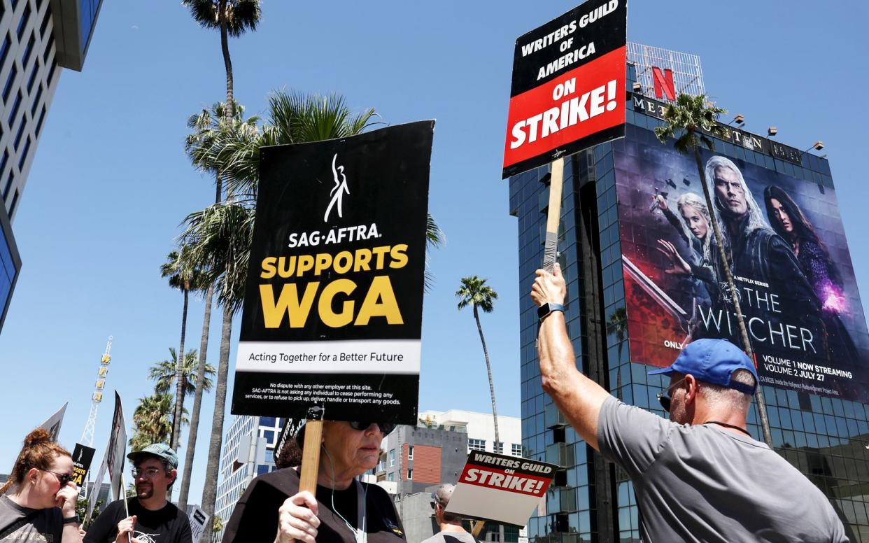 Solidarität zwischen den Gewerkschaften: Sowohl die SAG-AFTRA, die Schauspielerinnen und Schauspieler vertritt, als auch die Auren-Gewerkschaft-WGA fordern mehr Gehalt. (Bild: Mario Tama / Getty Images)