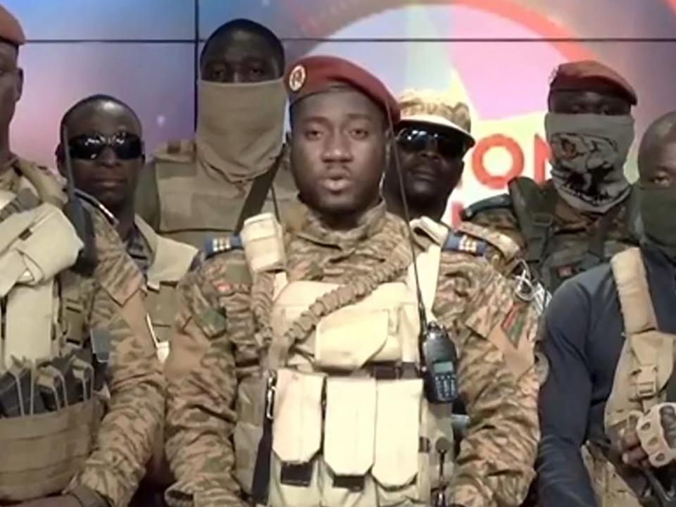 Ibrahim Traoré surrounded by soldiers.