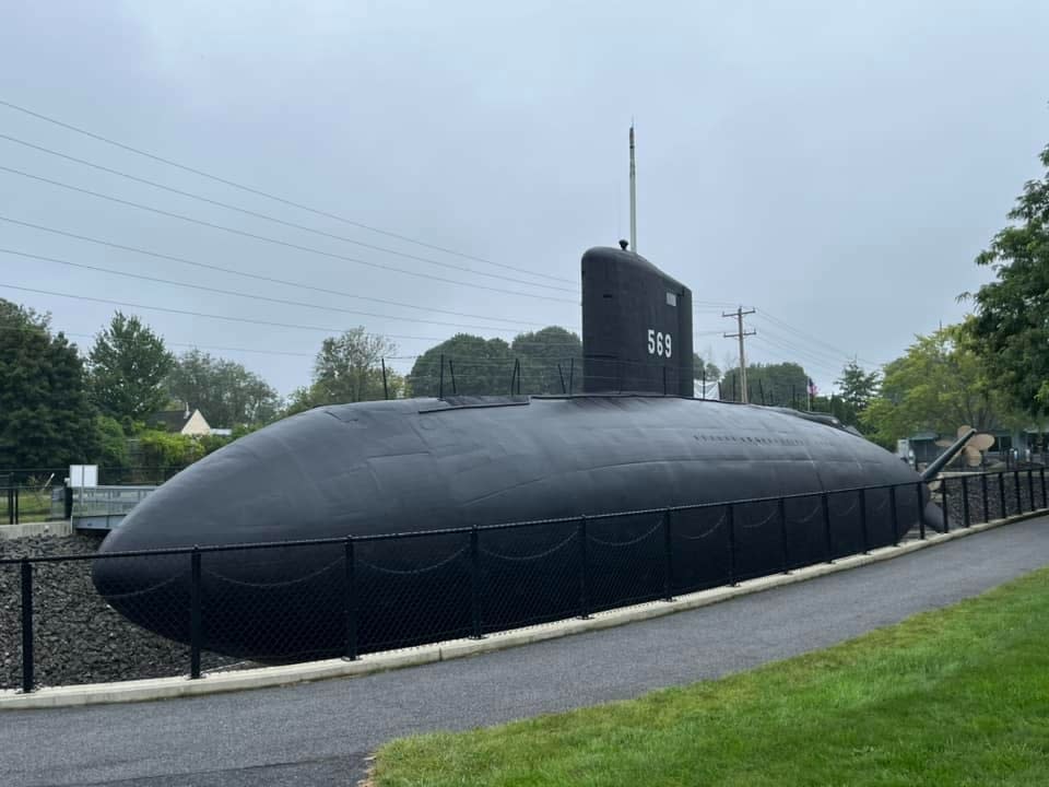 美國海軍1953年下水的「長鰭鮪魚號」（USS Albacore，AGSS-569），率先採用X型尾舵設計，驗證其極高靈活性，加上其首先採用淚滴型艦身設計，水下航速高達33節。張文提供