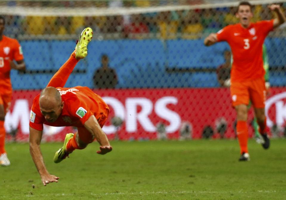 Arjen Robben of the Netherlands is fouled during their 2014 World Cup quarter-finals against Costa Rica at the Fonte Nova arena in Salvador July 5, 2014. REUTERS/Michael Dalder (BRAZIL - Tags: SOCCER SPORT WORLD CUP)