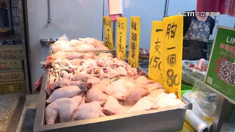 近期雞肉價格不斷上漲，令攤商有苦難言。