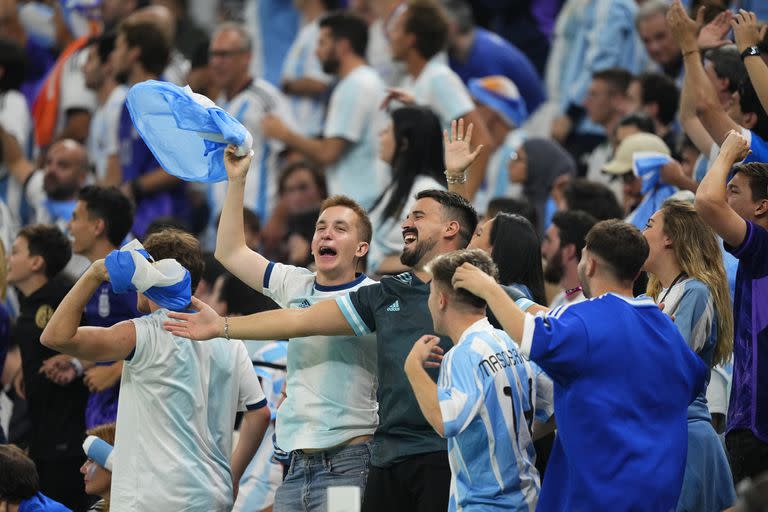 Hinchas argentinos festejan la victoria  durante el partido entre Argentina y Croacia por semifinales de la Copa del Mundo