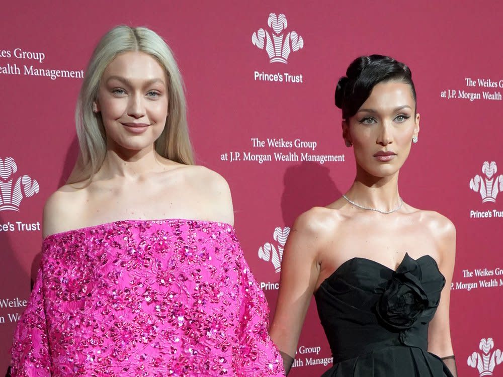 Bella Hadid (r.) gratuliert ihrer Schwester Gigi Hadid. (Bild: Sonia Moskowitz Gordon/ZUMA Press Wire)