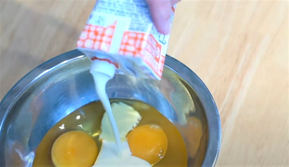 將蛋、鮮奶油、無鹽奶油混合攪拌。