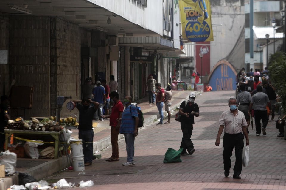 Compradores caminan por la avenida Central en Ciudad de Panamá el jueves 25 de junio de 2020. (AP Foto/Arnulfo Franco)