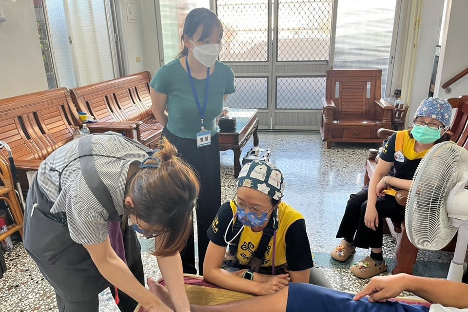 國立陽明交通大學醫學系4年級3名學生參與衛福部臺東醫院實地見習，與醫師林哲彬一同進行在宅醫療的居家訪視。