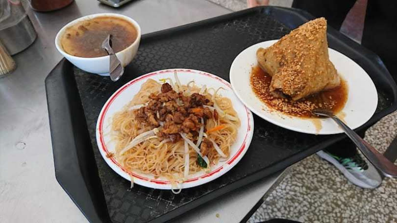 位在苓雅區成功一路的成男生碗粿肉粽店，曾受邀在大統百貨9樓設點，至今已有超過66年歷史。（圖／讀者提供）