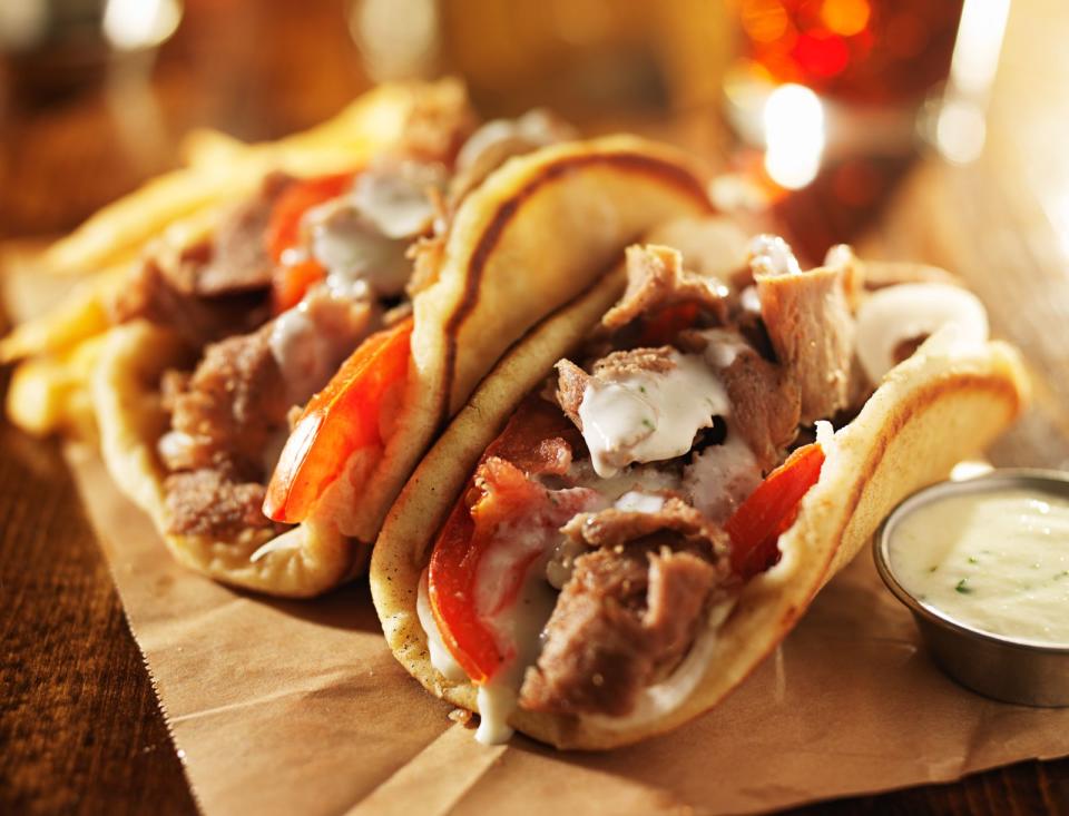 Zu den Klassikern der griechischen Küche zählt Gyros. Das vom Drehspieß geschnittene Schweinefleisch wird oft im Pita-Brot oder mit Pommes frites, Salat und Tsatsiki serviert und ist vor allem auch in Deutschland äußerst beliebt. Gyros ist in der Zubereitungsart mit dem türkischen Döner Kebab zu vergleichen. Für Döner Kebab wird traditionell jedoch Lammfleisch benutzt. (Bild: iStock / rez-art)