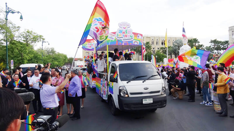 泰國同婚合法  總理府前遊行車隊慶祝 泰國國會18日通過民事與商事法修正案，同婚合法化 預計在2024年底正式上路。18日傍晚總理府舉辦慶祝 活動，參與活動的同運人士登上遊行車隊。 中央社記者呂欣憓曼谷攝  113年6月19日 