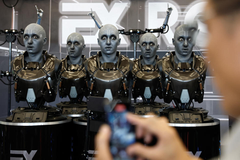 2023世界機器人大會中國北京登場，大連蒂艾斯科技（EX Robots）的機械人可以準確複製觀展者的臉部臉色，包括眨眼、點頭等和各種鬼臉。圖片濫觞：REUTERS/Tingshu Wang