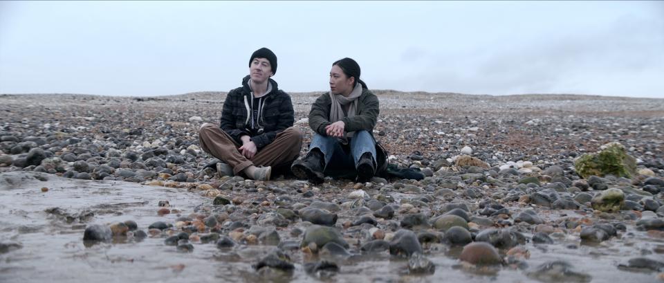 (L-R): Alex Sharp as Will Downing and Jess Hong as Jin Cheng in episode 6 of <em>3 Body Problem</em>.<span class="copyright">Netflix</span>