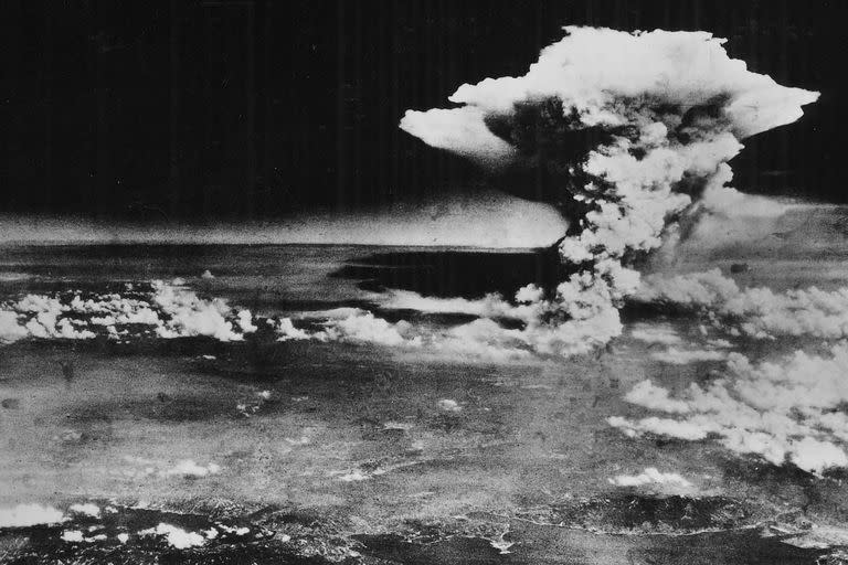 El humo producto de la bomba de Hiroshima, el 6 de agosto de 1945