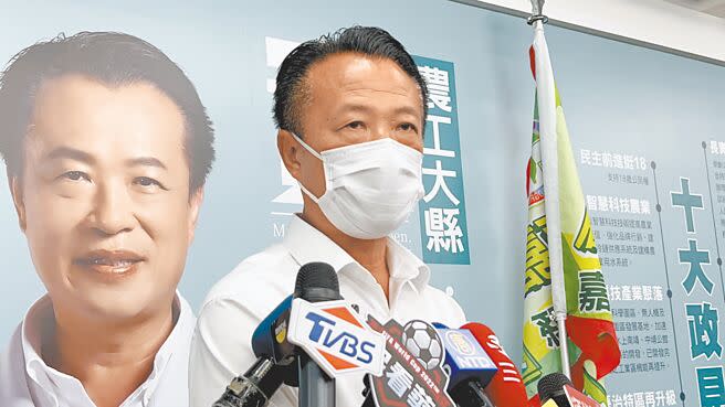 嘉義縣長翁章梁連任成功，但因民進黨整體選情不佳且「國嘉隊」當選席次未如預期，表情凝重。（張毓翎攝）