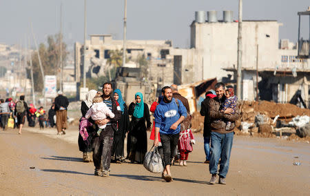 Displaced Iraqis flee their homes as Iraqi forces battle with Islamic State militants, in western Mosul, Iraq March 24, 2017. REUTERS/Suhaib Salem