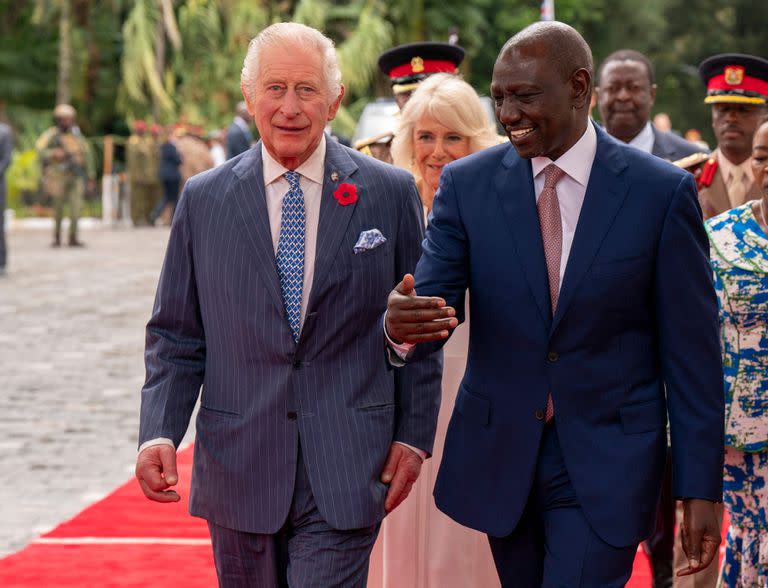 El rey Carlos III, de Gran Bretaña, y el presidente de Kenia, William Ruto, durante la ceremonia de bienvenida en la Casa de Estado en Nairobi, el 31 de octubre de 2023.