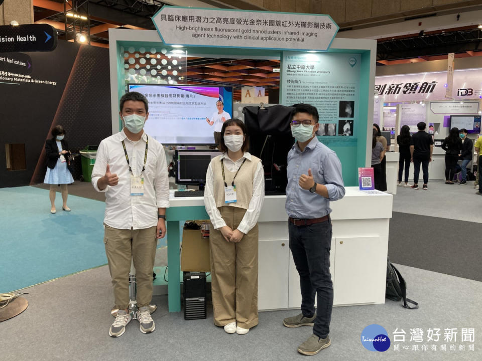 中原大學醫工系陳民樺老師(右一)在「未來科技館」展場與團隊學生合影。