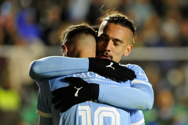 Bruno Savio (frente) celebra un gol de Bolívar en la Copa Libertadores ante el Flamengo el 24 de abril de 2024 en La Paz (JORGE BERNAL)