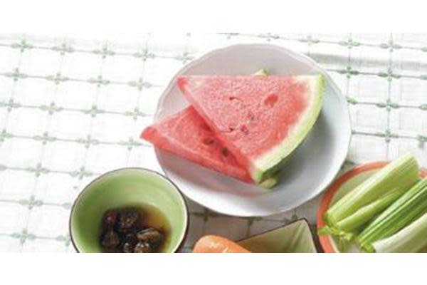 夏天吃西瓜消暑，不過也多吃了也可能傷身喔!