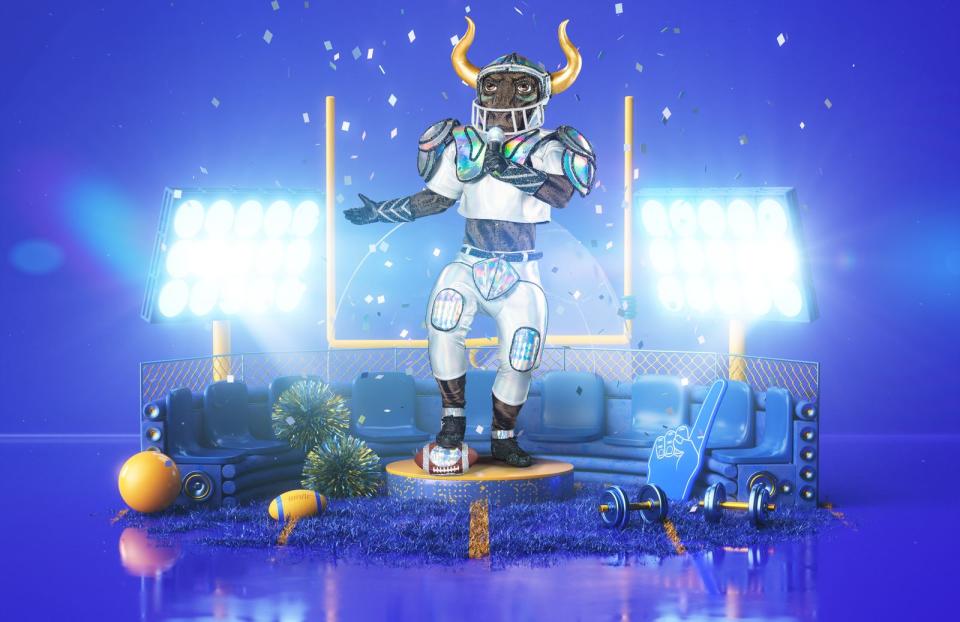 Der Stier ist das erste Sportlerkostüm bei "The Masked Singer". Neben Helm und Schutzmontur gehört auch ein Football als Accessoire dazu. Insgesamt beläuft sich der Zeitaufwand für das Kostüm auf 200 Stunden. (Bild: ProSieben / Willi Weber)