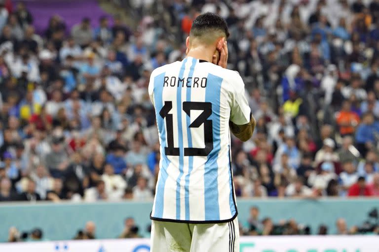 Cristian Romero de Argentina en el partido frente a Croacia, en el estadio Lusail, en Qatar