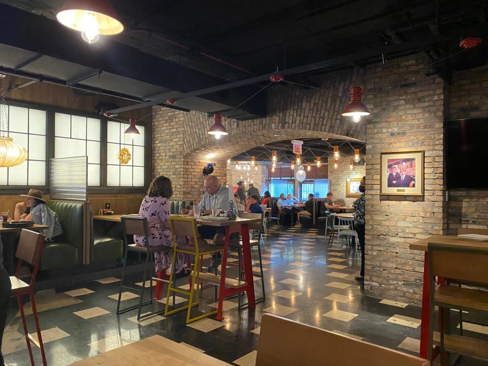 the interior of lou malnatis in chicago