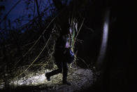 Un niño migrante que viajaba solo camina entre arbustos tras cruzar el río Bravo en un bote inflable y desembarcar cerca de Roma, Texas, el 24 de marzo del 2021. (AP Photo/Darío López-Mills)