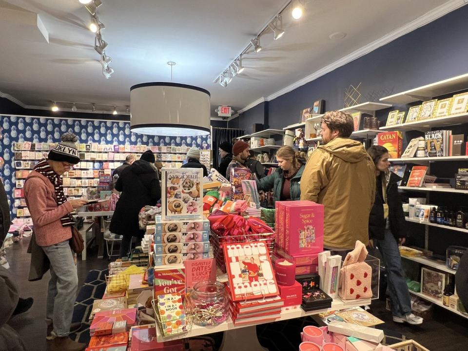紐約客在23日「超級星期六」作最後衝刺，到商店購買聖誕禮物。(記者顏潔恩／攝影)