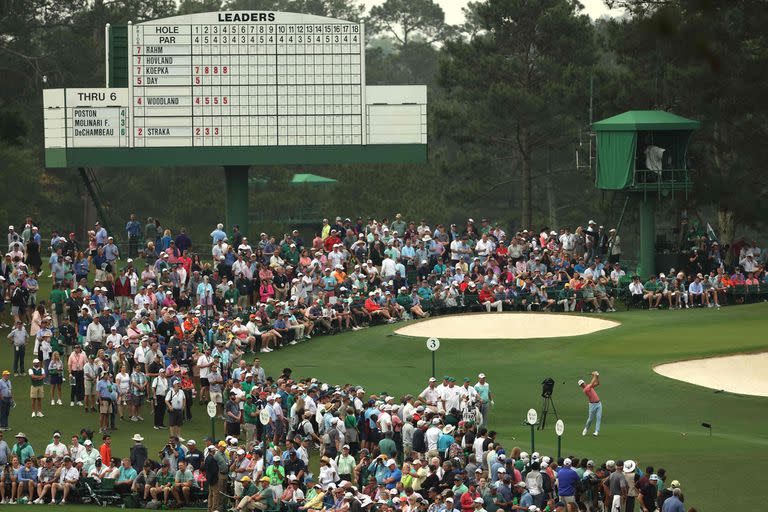 El tablero de la salida del hoyo 3 y mucha concurrencia, dos clásicos del campo de las afueras de Atlanta; Billy Horschel hace su golpe allí.