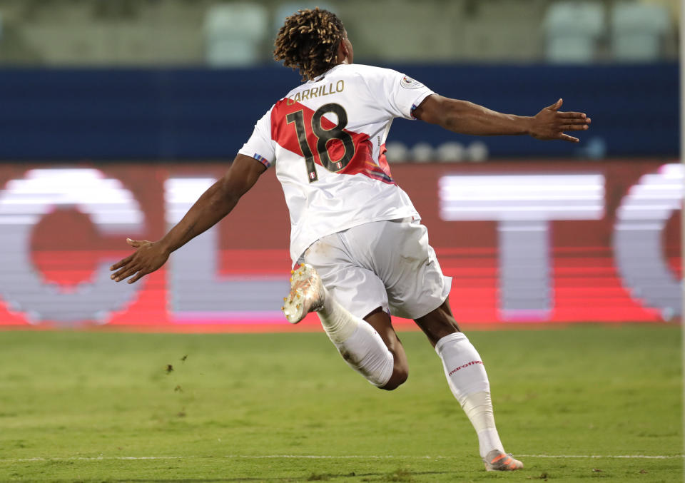 André Carrillo, de la selección de Perú, festeja luego de anotar el tanto del empate ante Ecuador en un partido de la Copa América, llevado a cabo en Goianía, Brasil, el miércoles 23 de junio de 2021 (AP Foto/Eraldo Peres)