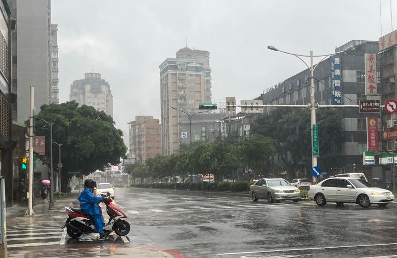 ▲明日台灣風向改為微弱東北風，因此北台灣地區的白天高溫會略降攝氏1至2度，北台灣會有些許降雨，而最新預報資料則顯示，中秋連假獎與機率有提高趨勢。（圖／記者鍾怡婷攝）