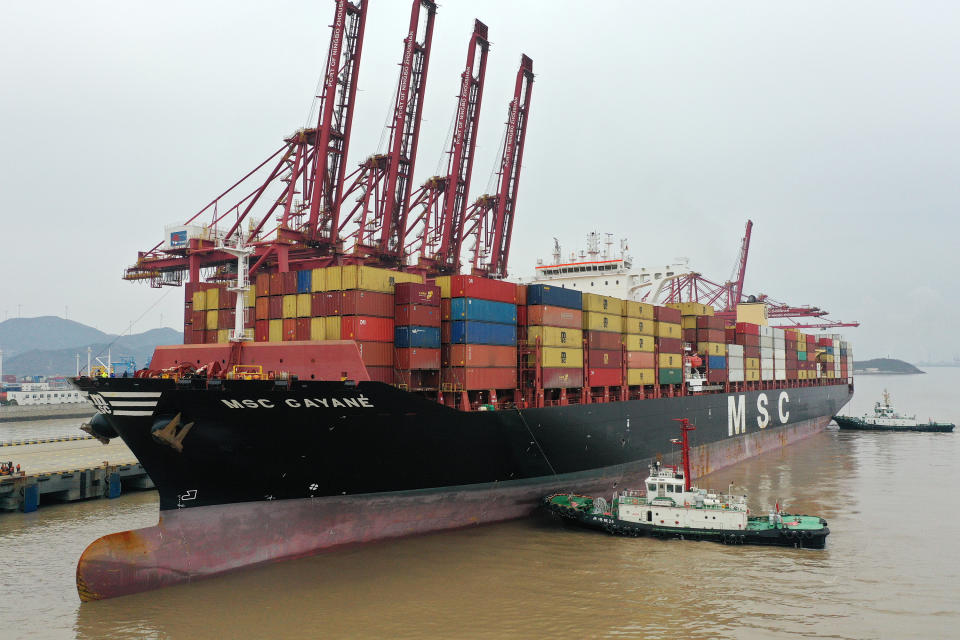 Los contenedores se apilan en un buque de carga atracado en el puerto de Zhoushan el 4 de febrero de 2020 en Zhoushan, provincia de Zhejiang de China. (Foto de Yao Feng / VCG a través de Getty Images)