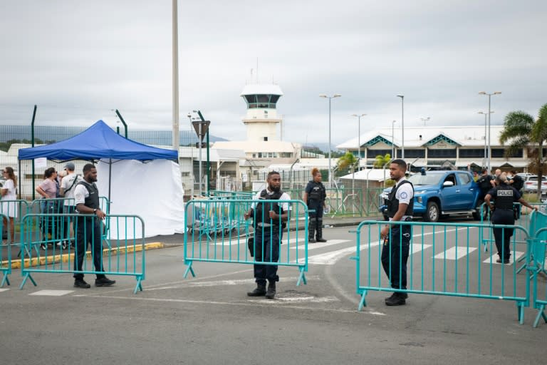 Barrage de police à l'entrée de l'aéroport Magenta, le 5 juin 2024 à Nouméa (Delphine Mayeur)