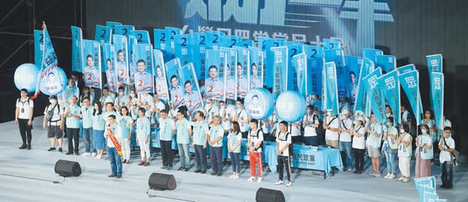 台灣民眾黨成立周年黨慶暨黨員大會2日在桃園市國立體育大學綜合體育館登場，活動的壓軸是為高雄市長補選候選人吳益政（前中）造勢。（陳怡誠攝）