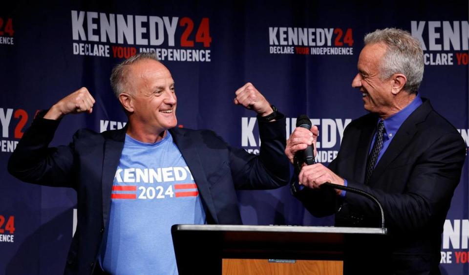 El comisionado de la Ciudad de Miami Beach Ricky Arriola, a la izquierda, hace flexiones mientras dice a la multitud lo en forma que está Robert F. Kennedy Jr. mientras se acerca al podio. Kennedy Jr. hizo campaña para celebrar el lanzamiento de su candidatura independiente a la presidencia de Estados Unidos de América durante su visita al Adrienne Arsht Center for the Performing Arts, en Miami, el jueves 12 de octubre de 2023. Al Diaz/adiaz@miamiherald.com