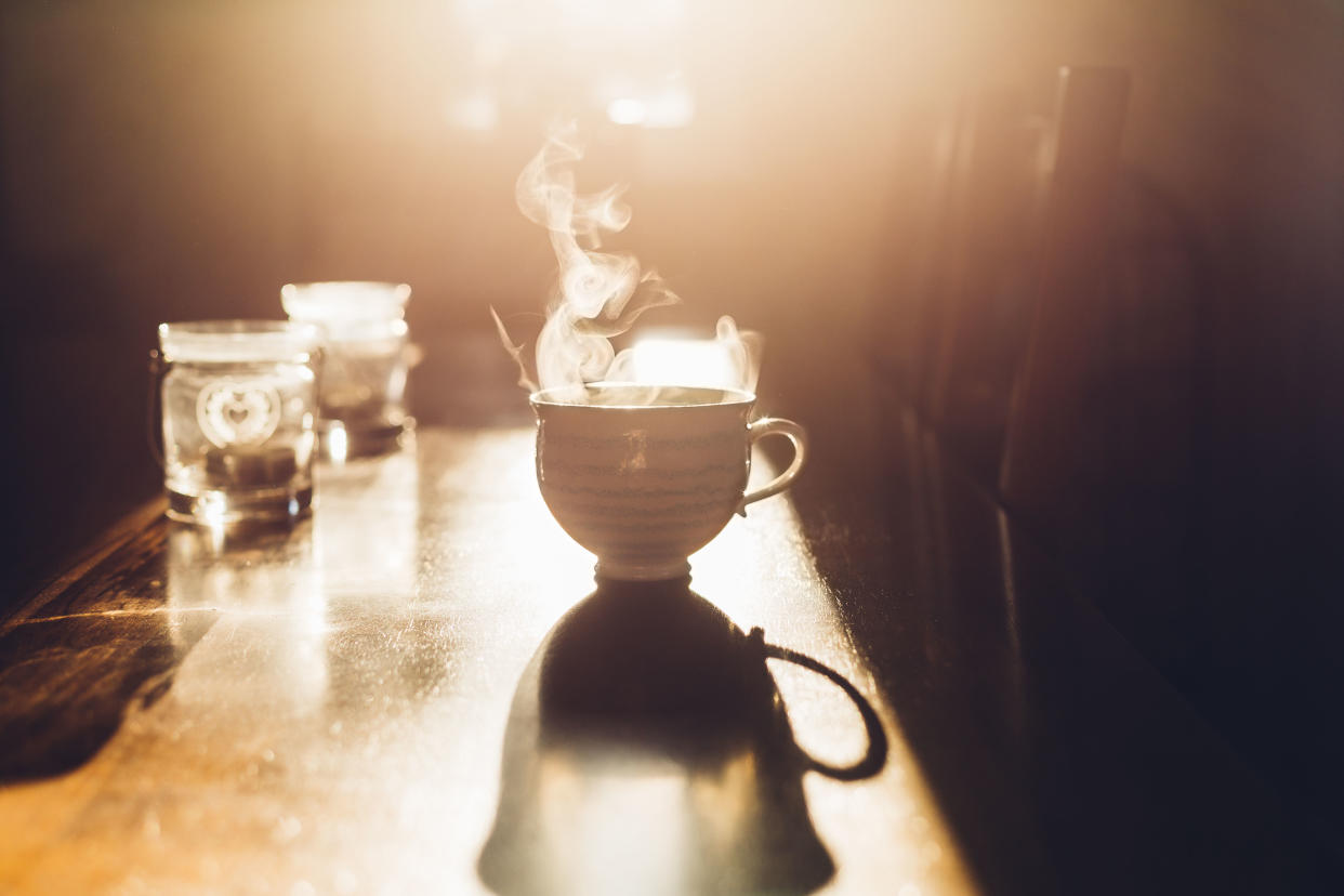 El hervidor de agua en descuento y portátil que prepara café, té y arroz rápidamente. (Foto: Getty)