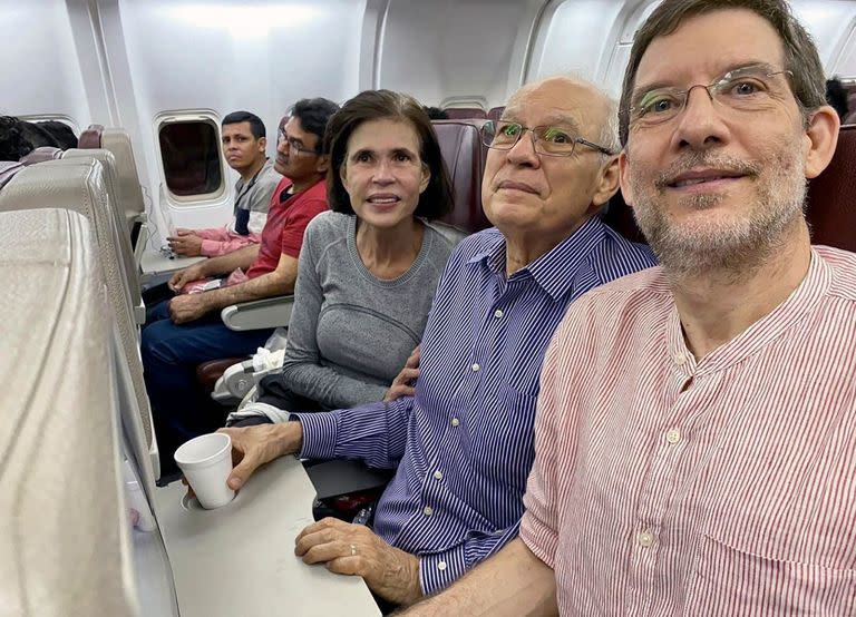 La excandidata presidencial Cristiana Chamorro, su hermano Pedro Joaquín Chamorro, y el gerente general del diario La Prensa Juan Lorenzo Holmann, en el avión que los condujo a Estados Unidos