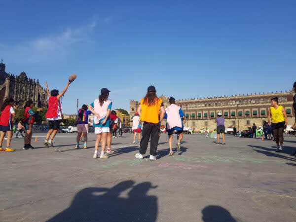 Mujeres juegan futbol en el Zócalo de CDMX.