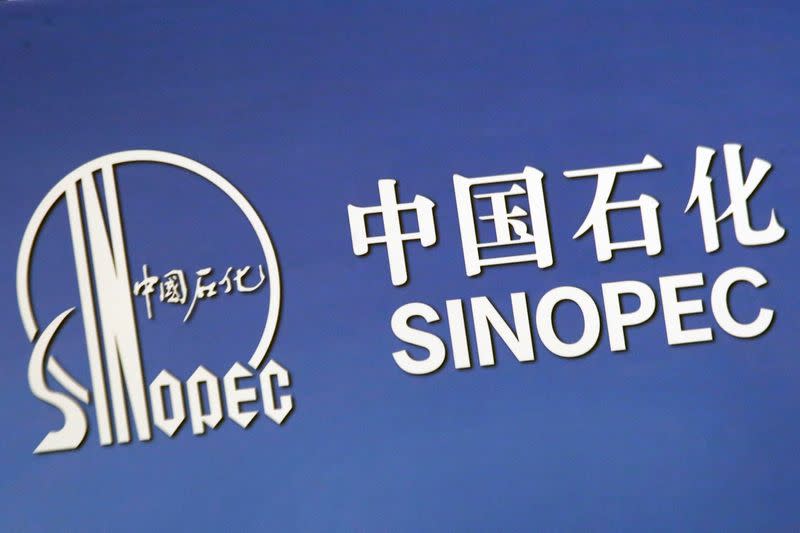 El logotipo de la empresa china Sinopec Corp en una conferencia de prensa en Hong Kong