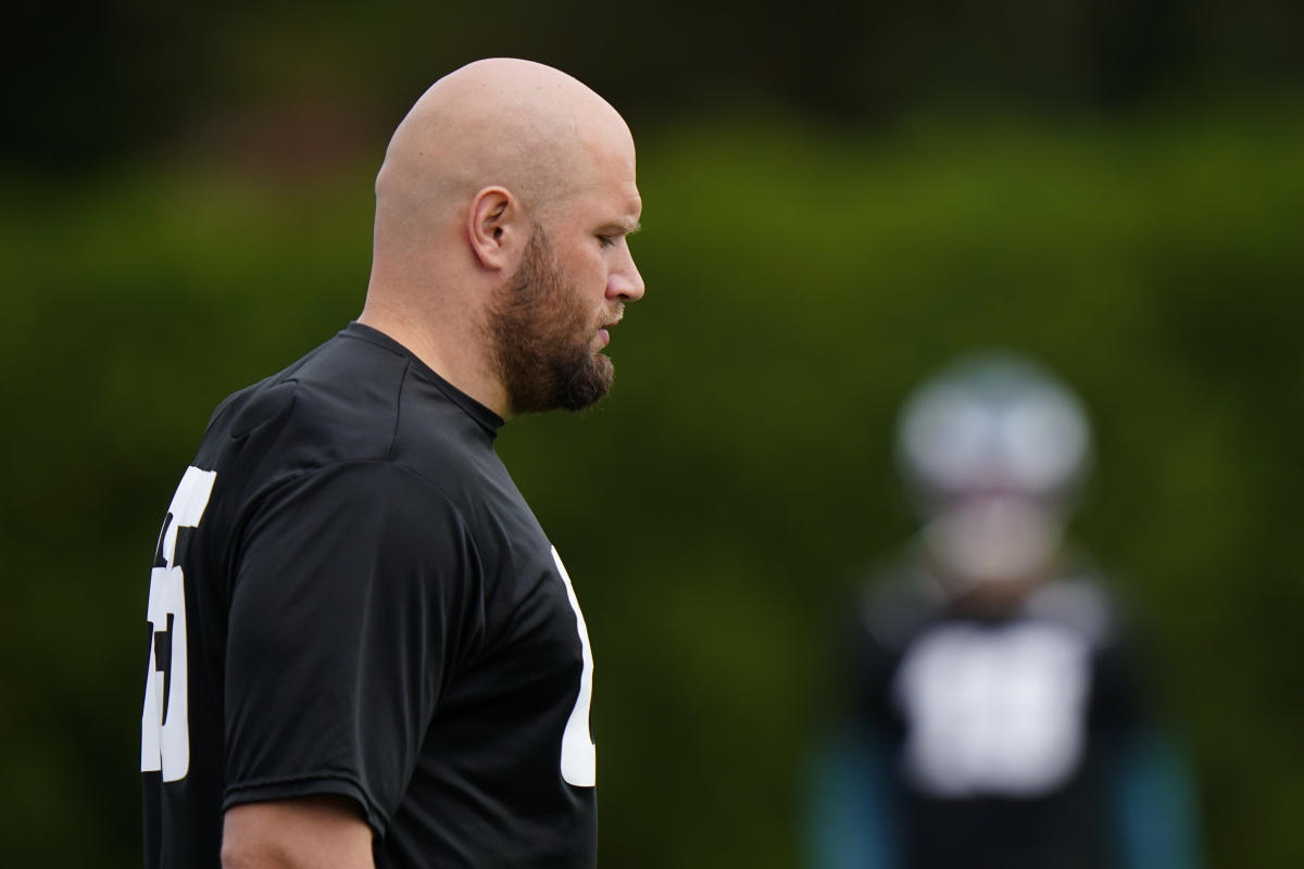 Lane Johnson deadlifts 320 pounds in a pair of jorts