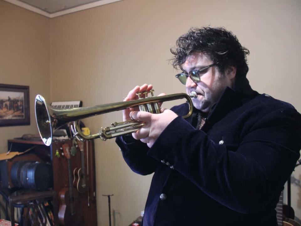  Russ Macklem, a Windsor, Ont., musician, plays his rare 1942 Martin Handcraft Committee trumpet. (Michael Evans/CBC - image credit)