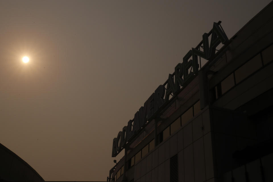 Rod Laver arena blanketed in this bushfire smoke.