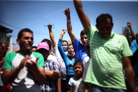 Central American migrants, moving in a caravan through Mexico, gesture during a demonstration against the U.S President Donald Trump's immigration policies, in Hermosillo, Sonora state, Mexico April 23, 2018. REUTERS/Edgard Garrido