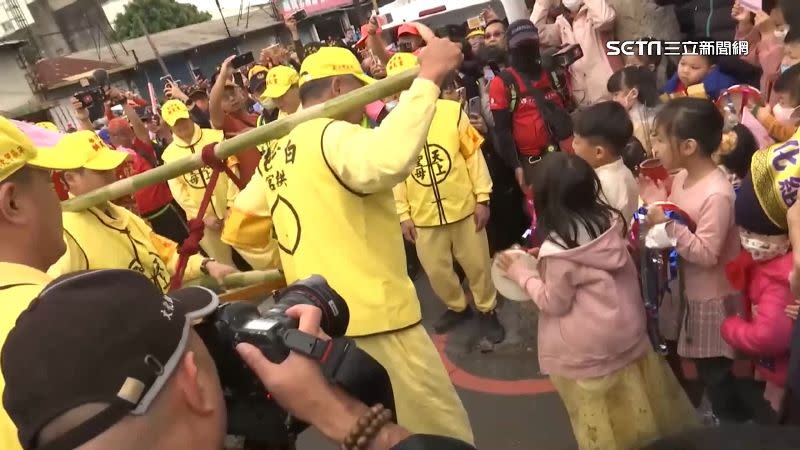 幼兒園孩童搖著鈴鼓迎接媽祖，堪稱「最萌搶轎」。