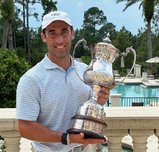 Tyler Gulliksen con el trofeo que ganó en julio cuando él y Ty Capps ganaron el campeonato estatal de cuatro bolas en el Conservatorio de Palm Coast.