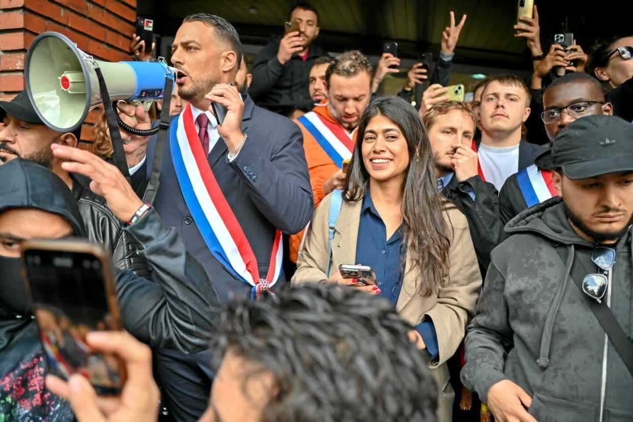 Plusieurs cadres de La France insoumise, dont Sébastien Delogu, Rima Hassan et Louis Boyard, ont rejoint des manifestants pro-Palestine devant le siège de TF1, à Boulogne-Billancourt, le 30 mai 2024.  - Credit:Henrique Campos / Hans Lucas / Reuters